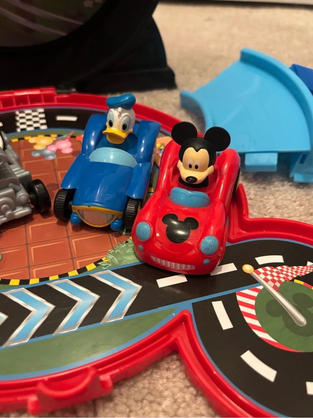 Disney Junior Mickey Mouse Stow & Go Garage Race Track Minnie Goofy Donald